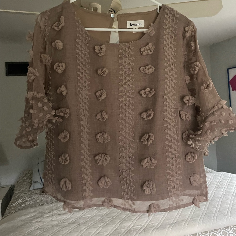 Large textured short sleeve blouse. Like new condition. Cream/pink undertone